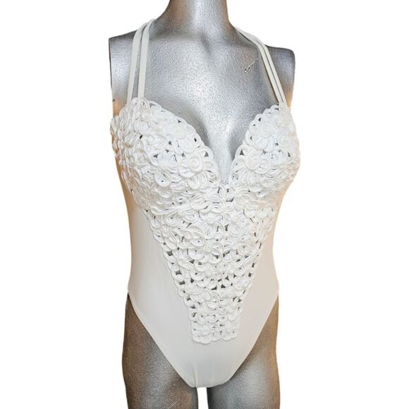 Van Leve White Intricate Fabric Design One Piece Swimsuit - Picture 6 of 15
